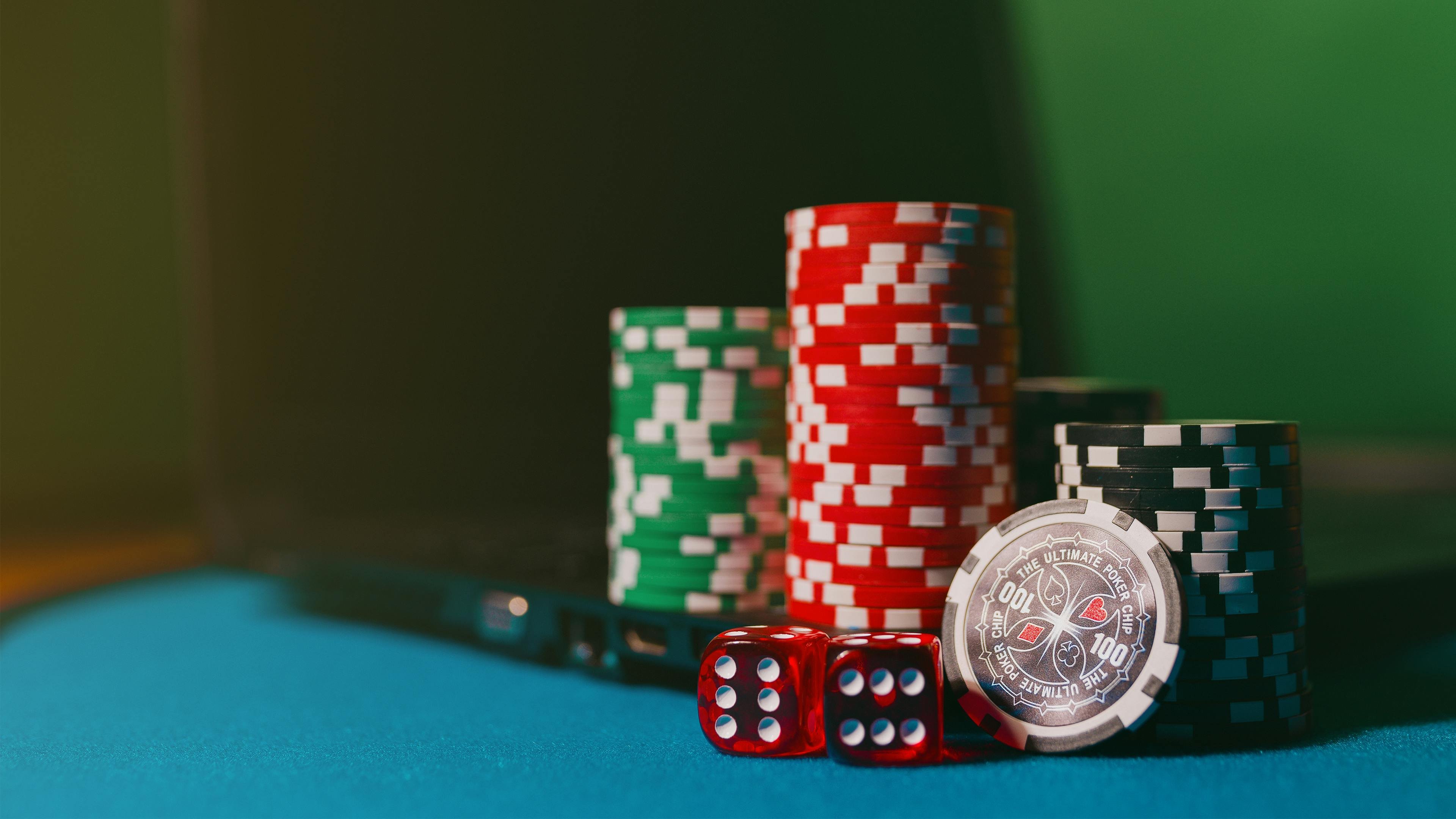 Suasana meja live casino Win212 – dealer profesional memandu permainan baccarat langsung secara real-time